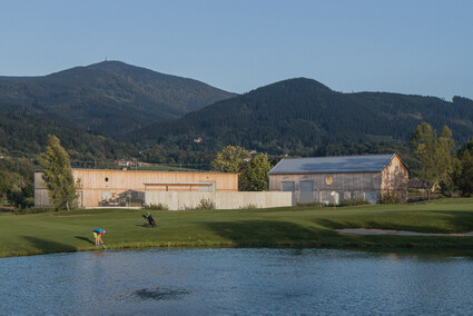 Tři domy a dvůr pod Lysou horou