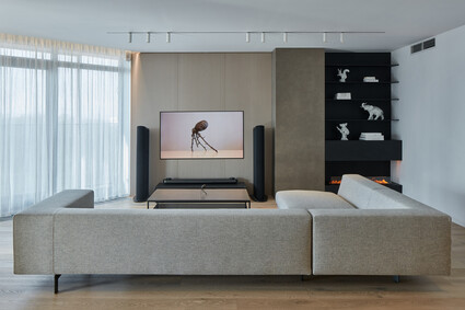 Minimalistický byt s Žižkovskou věží v obýváku